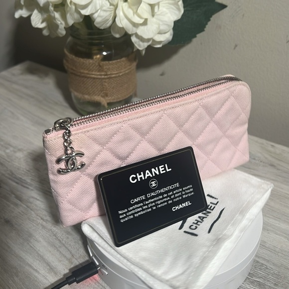 AUTHENTIC CHANEL PINK CLOTH MAKE UP BAG RARE Collectable piece Year - Picture 1 of 13